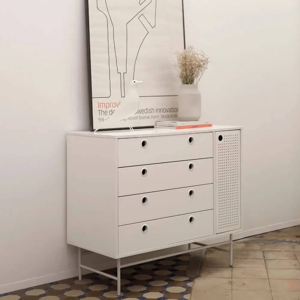 Cómoda 4 cajones y una puerta blanca